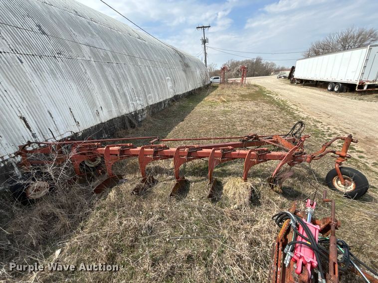 image for item EA4595 International Harvester seven bottom plow