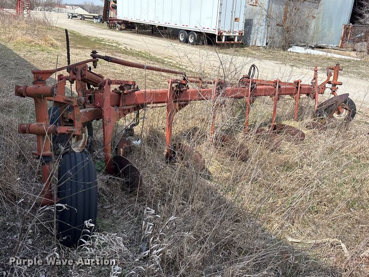 image for item EA4595 International Harvester seven bottom plow
