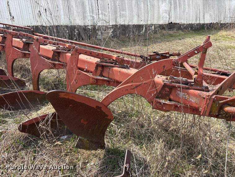 image for item EA4595 International Harvester seven bottom plow