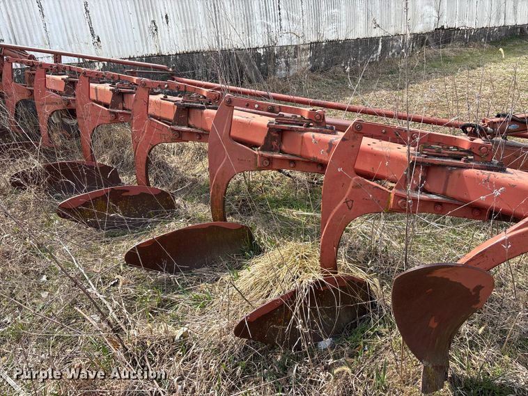 image for item EA4595 International Harvester seven bottom plow