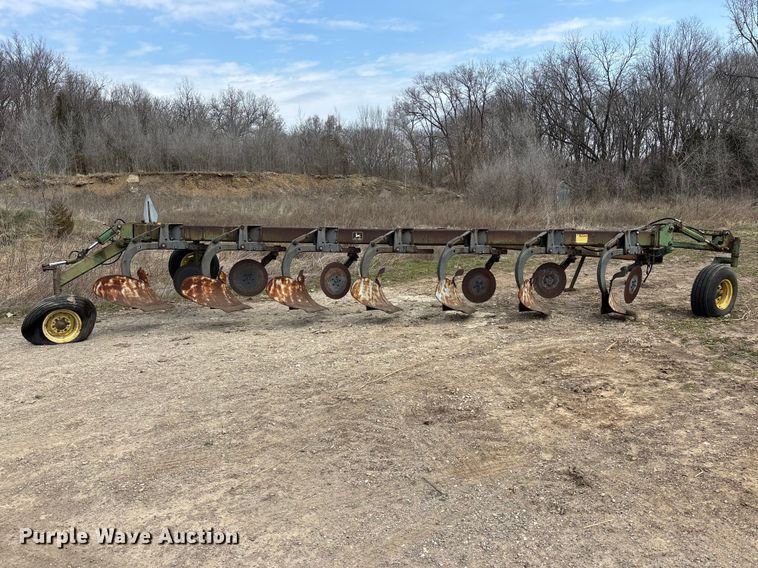 image for item EA4596 John Deere A2700 seven bottom plow