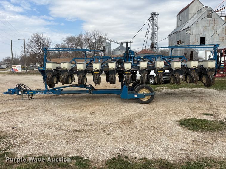 image for item EA4598 Kinze 3600 split row no-till planter