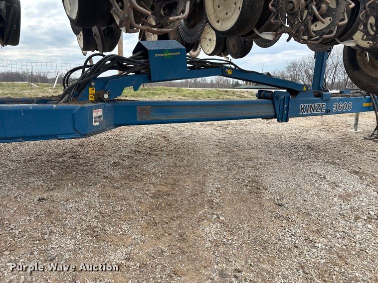 image for item EA4598 Kinze 3600 split row no-till planter