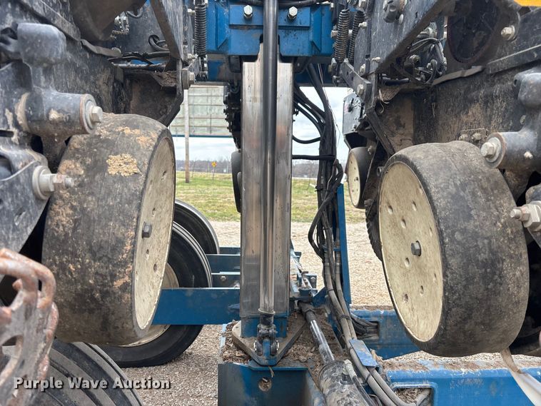 image for item EA4598 Kinze 3600 split row no-till planter