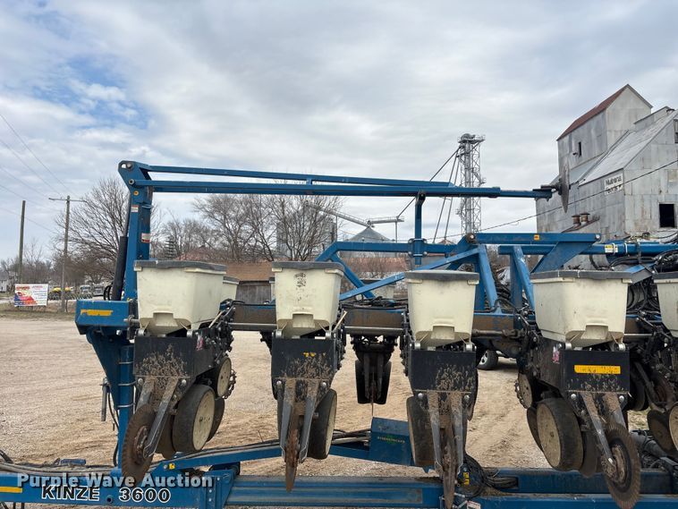image for item EA4598 Kinze 3600 split row no-till planter