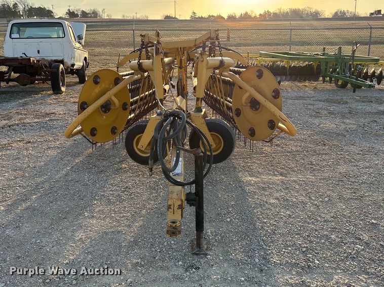 image for item EA4645 1995 Vermeer R-23 hay rake