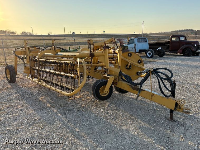 image for item EA4645 1995 Vermeer R-23 hay rake