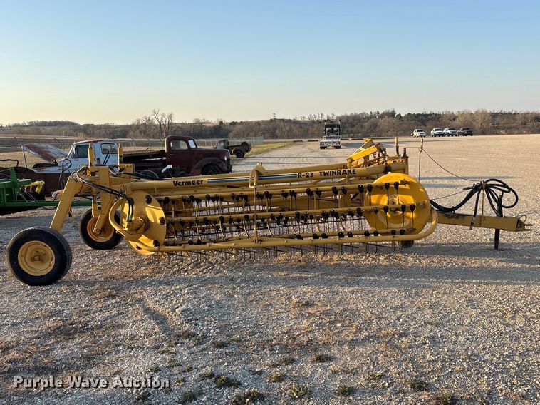 image for item EA4645 1995 Vermeer R-23 hay rake
