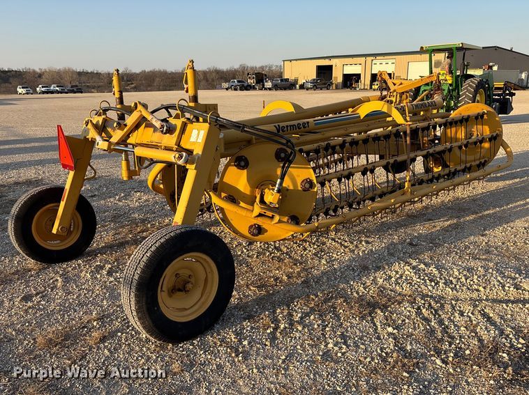 image for item EA4645 1995 Vermeer R-23 hay rake