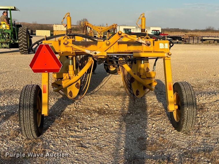 image for item EA4645 1995 Vermeer R-23 hay rake