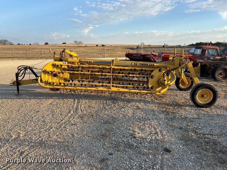 image for item EA4645 1995 Vermeer R-23 hay rake