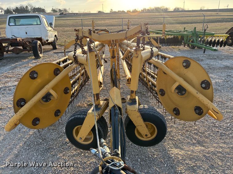 image for item EA4645 1995 Vermeer R-23 hay rake
