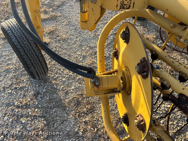 image for item EA4645 1995 Vermeer R-23 hay rake