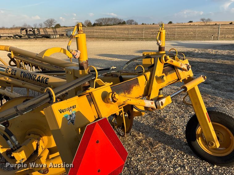 image for item EA4645 1995 Vermeer R-23 hay rake