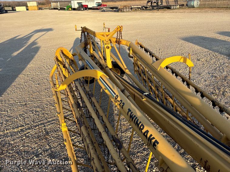 image for item EA4645 1995 Vermeer R-23 hay rake