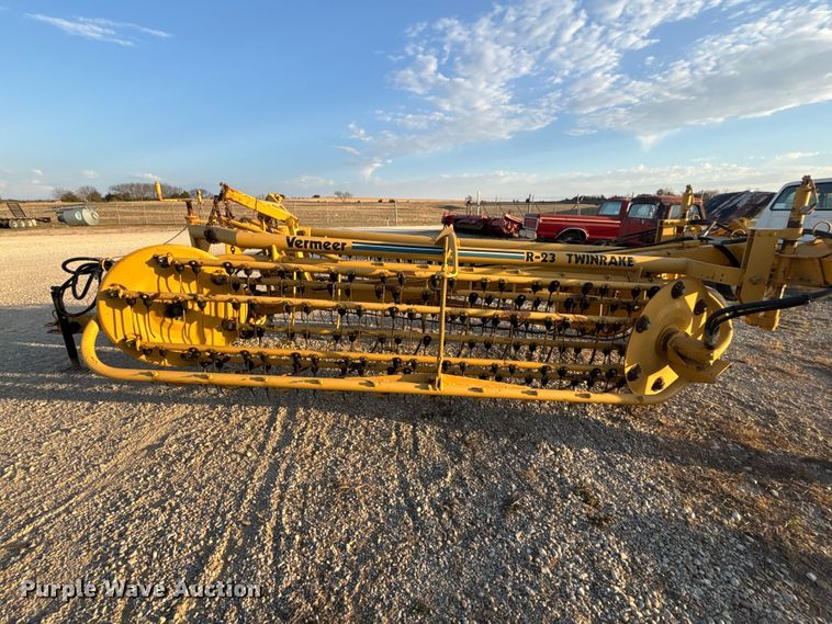 image for item EA4645 1995 Vermeer R-23 hay rake