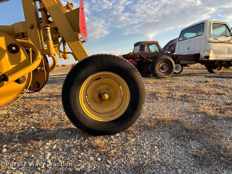 image for item EA4645 1995 Vermeer R-23 hay rake