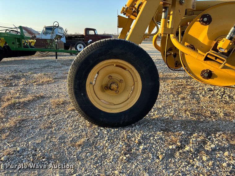 image for item EA4645 1995 Vermeer R-23 hay rake