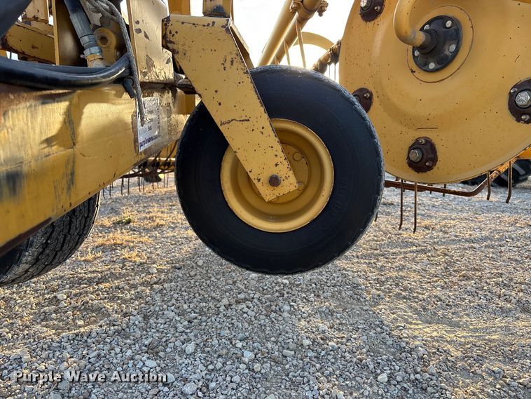 image for item EA4645 1995 Vermeer R-23 hay rake