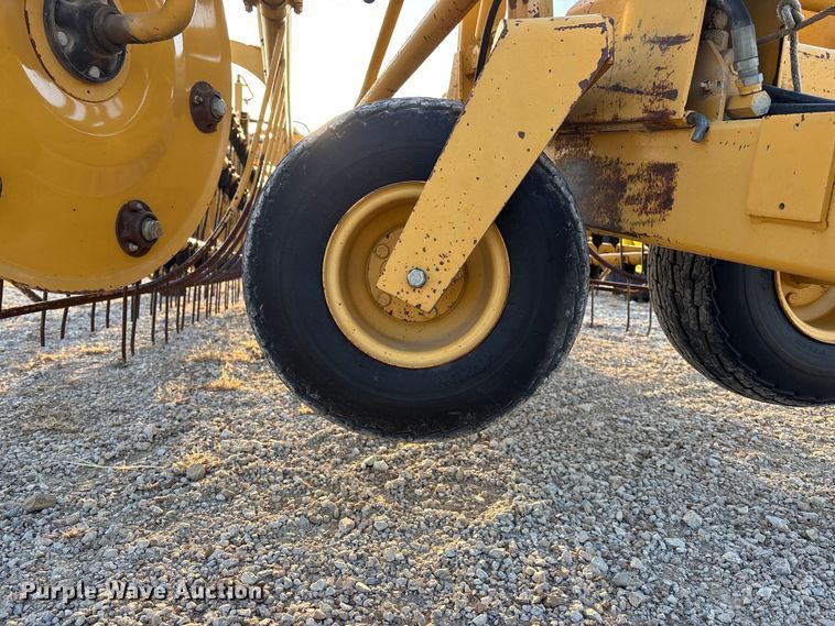 image for item EA4645 1995 Vermeer R-23 hay rake