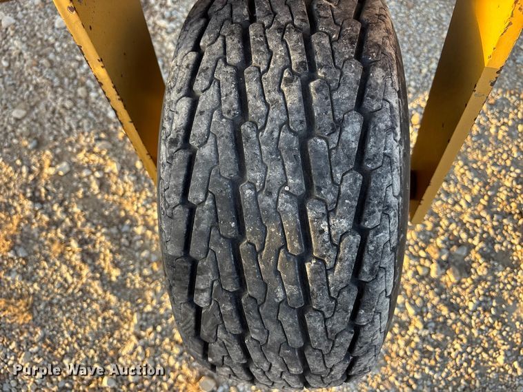 image for item EA4645 1995 Vermeer R-23 hay rake