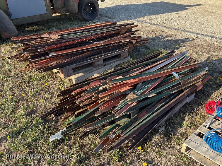 image for item EA4656 Assorted T-Posts (2) pallets of t-posts
