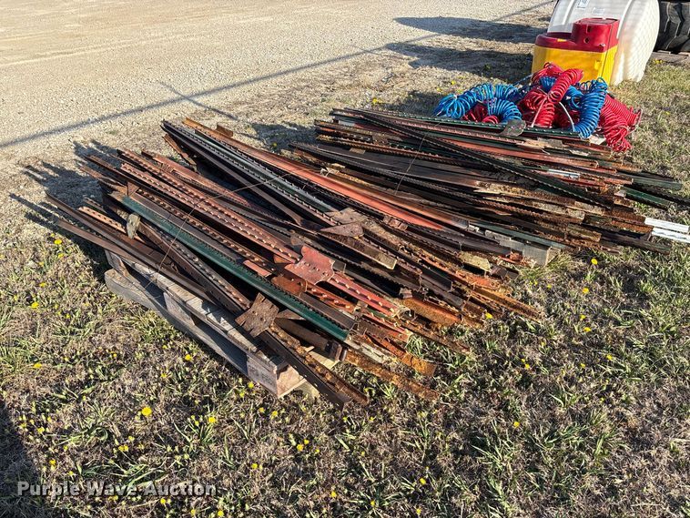 image for item EA4656 Assorted T-Posts (2) pallets of t-posts