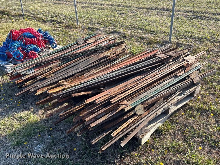 image for item EA4656 Assorted T-Posts (2) pallets of t-posts