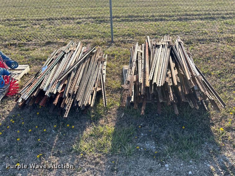 image for item EA4656 Assorted T-Posts (2) pallets of t-posts