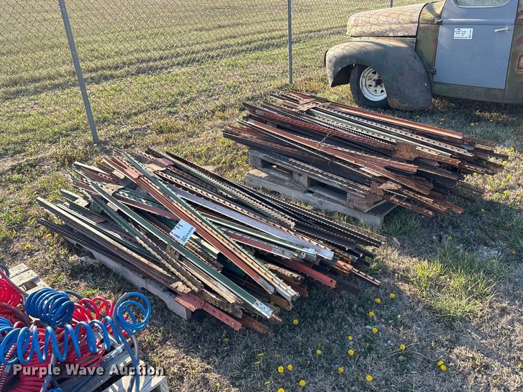 image for item EA4656 Assorted T-Posts (2) pallets of t-posts