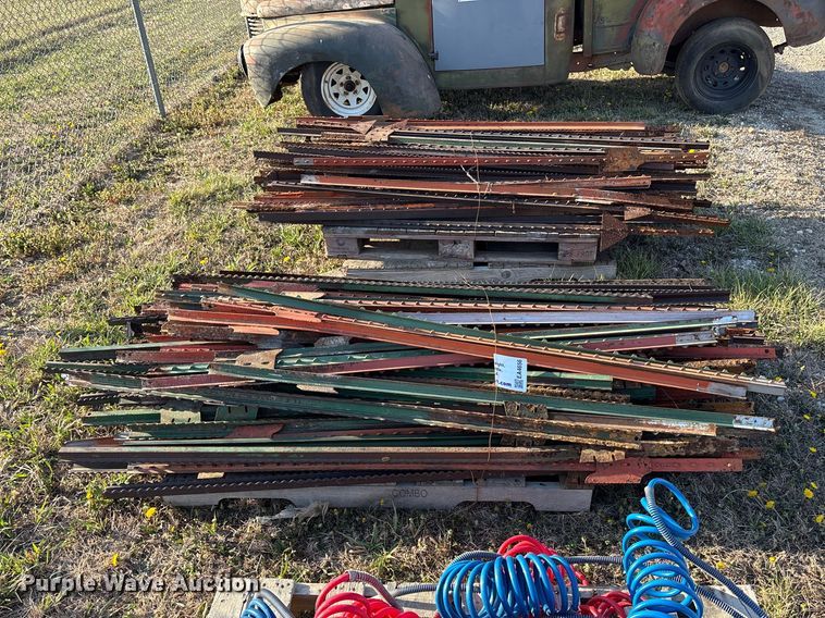 image for item EA4656 Assorted T-Posts (2) pallets of t-posts