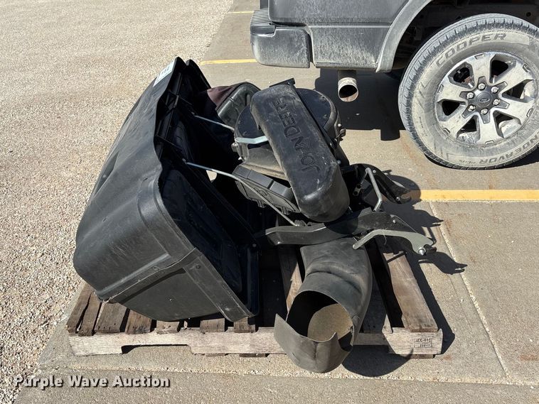 image for item EA4673 2019 John Deere 54HPY lawn mower bagger