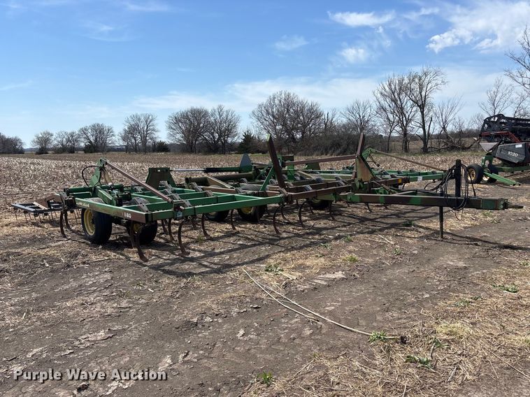 image for item EA4701 John Deere 980 field cultivator