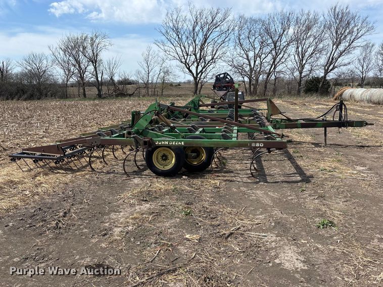 image for item EA4701 John Deere 980 field cultivator