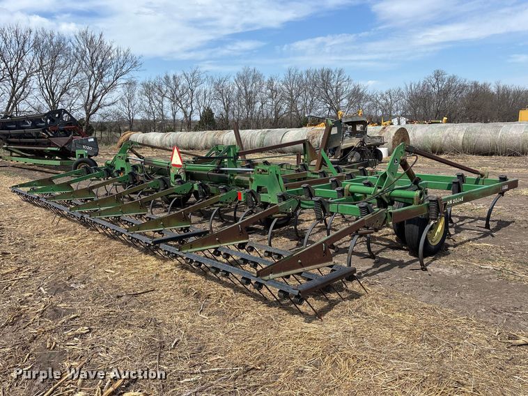 image for item EA4701 John Deere 980 field cultivator