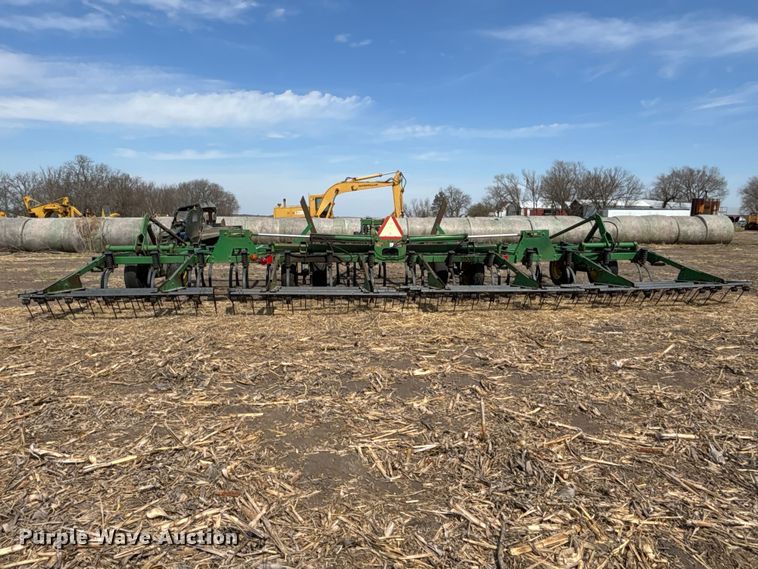 image for item EA4701 John Deere 980 field cultivator