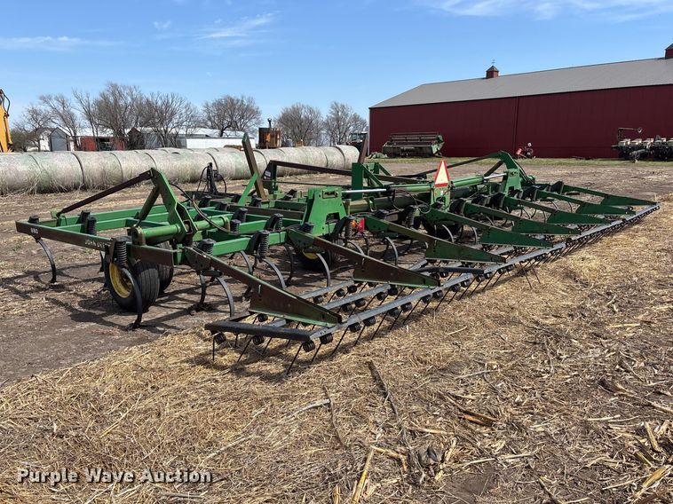 image for item EA4701 John Deere 980 field cultivator