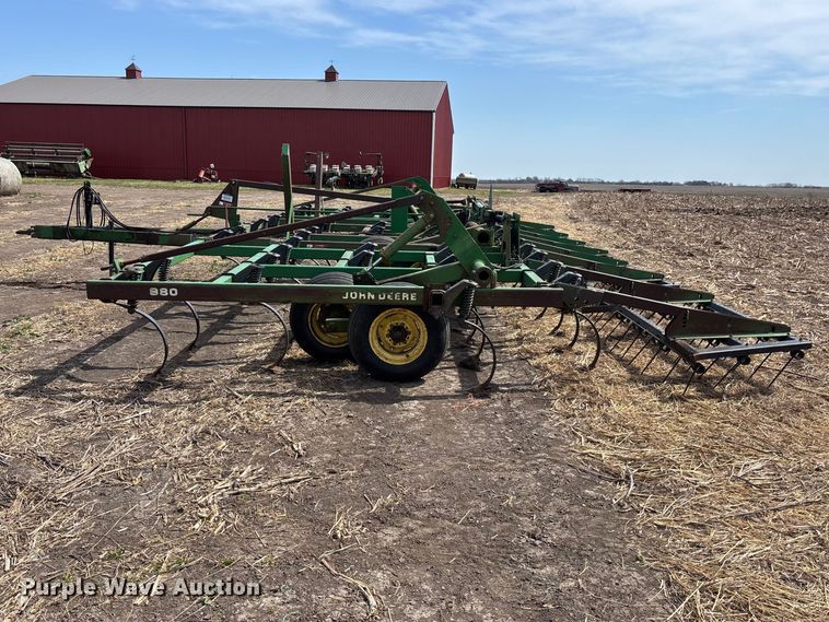 image for item EA4701 John Deere 980 field cultivator
