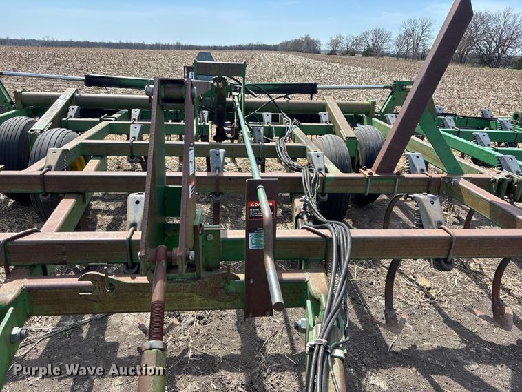 image for item EA4701 John Deere 980 field cultivator