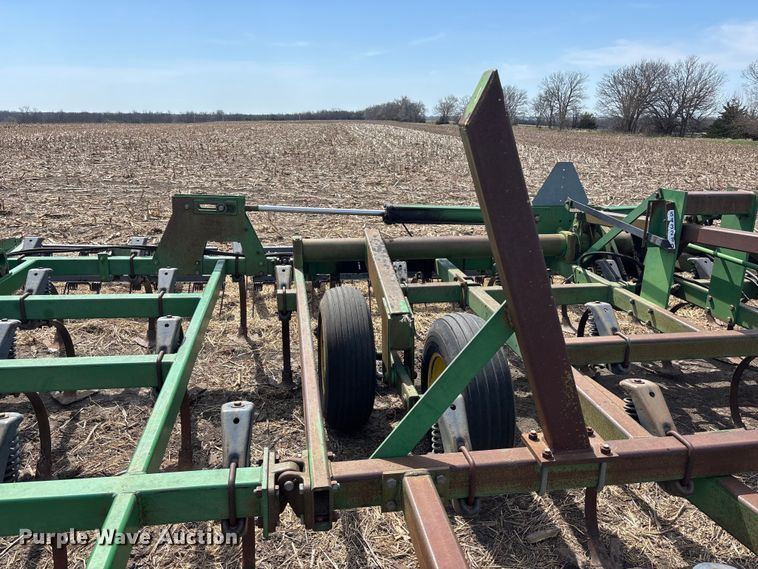 image for item EA4701 John Deere 980 field cultivator