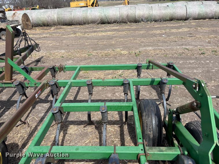 image for item EA4701 John Deere 980 field cultivator