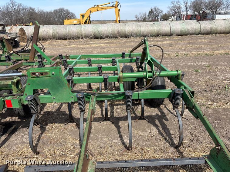 image for item EA4701 John Deere 980 field cultivator