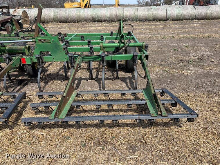 image for item EA4701 John Deere 980 field cultivator
