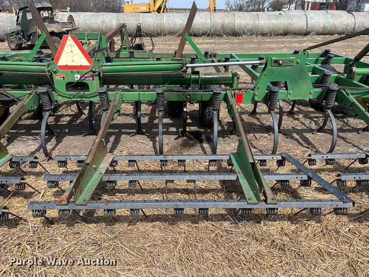 image for item EA4701 John Deere 980 field cultivator
