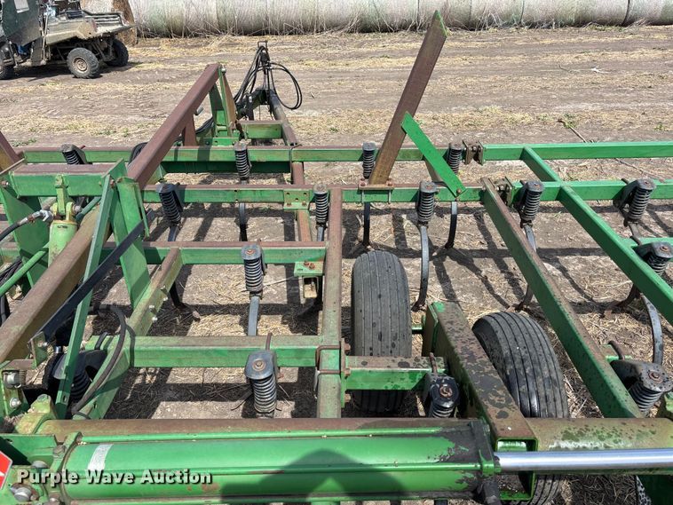 image for item EA4701 John Deere 980 field cultivator