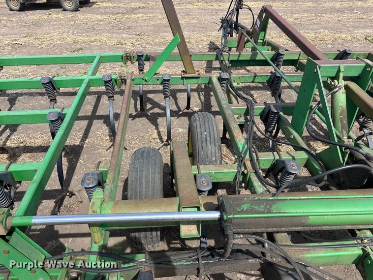 image for item EA4701 John Deere 980 field cultivator