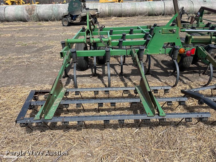 image for item EA4701 John Deere 980 field cultivator