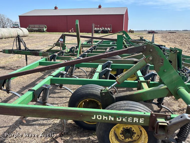 image for item EA4701 John Deere 980 field cultivator