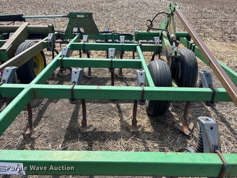 image for item EA4701 John Deere 980 field cultivator