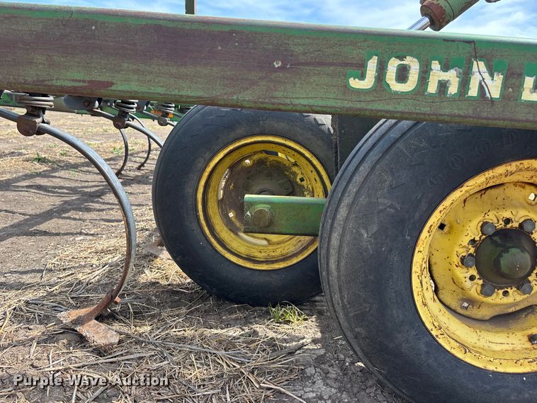 image for item EA4701 John Deere 980 field cultivator